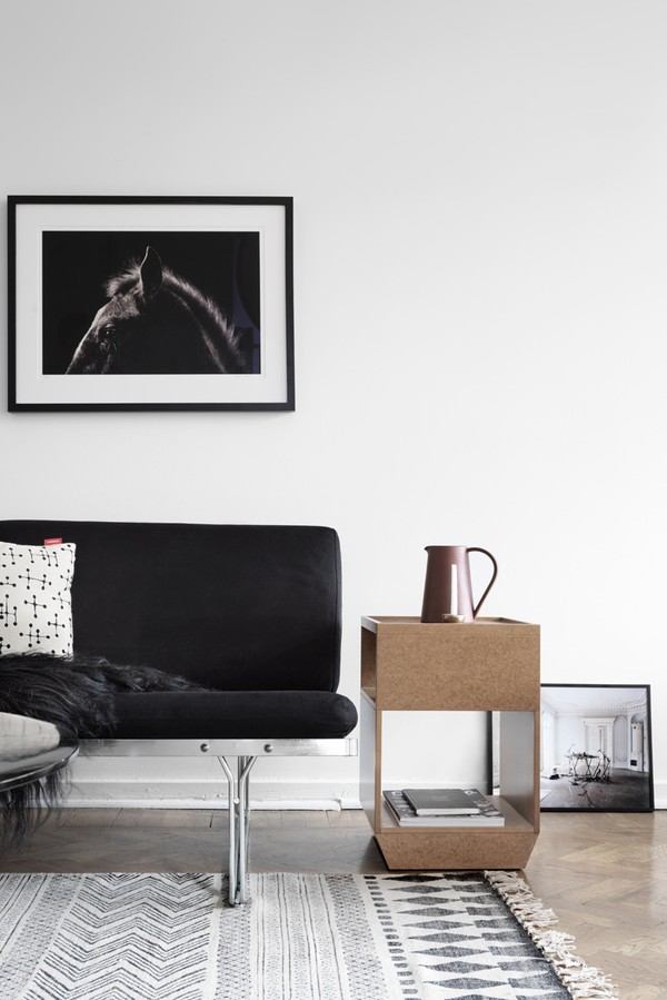 perfectly styled black and white apartment, graphic interior, fastighetsbyrån, tina hellberg via http://www.scandinavianlovesong.com/