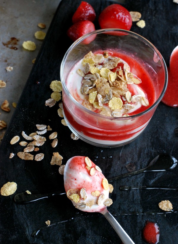 Yoghurtdessert med jordgubbsrippel //Baka Sockerfritt