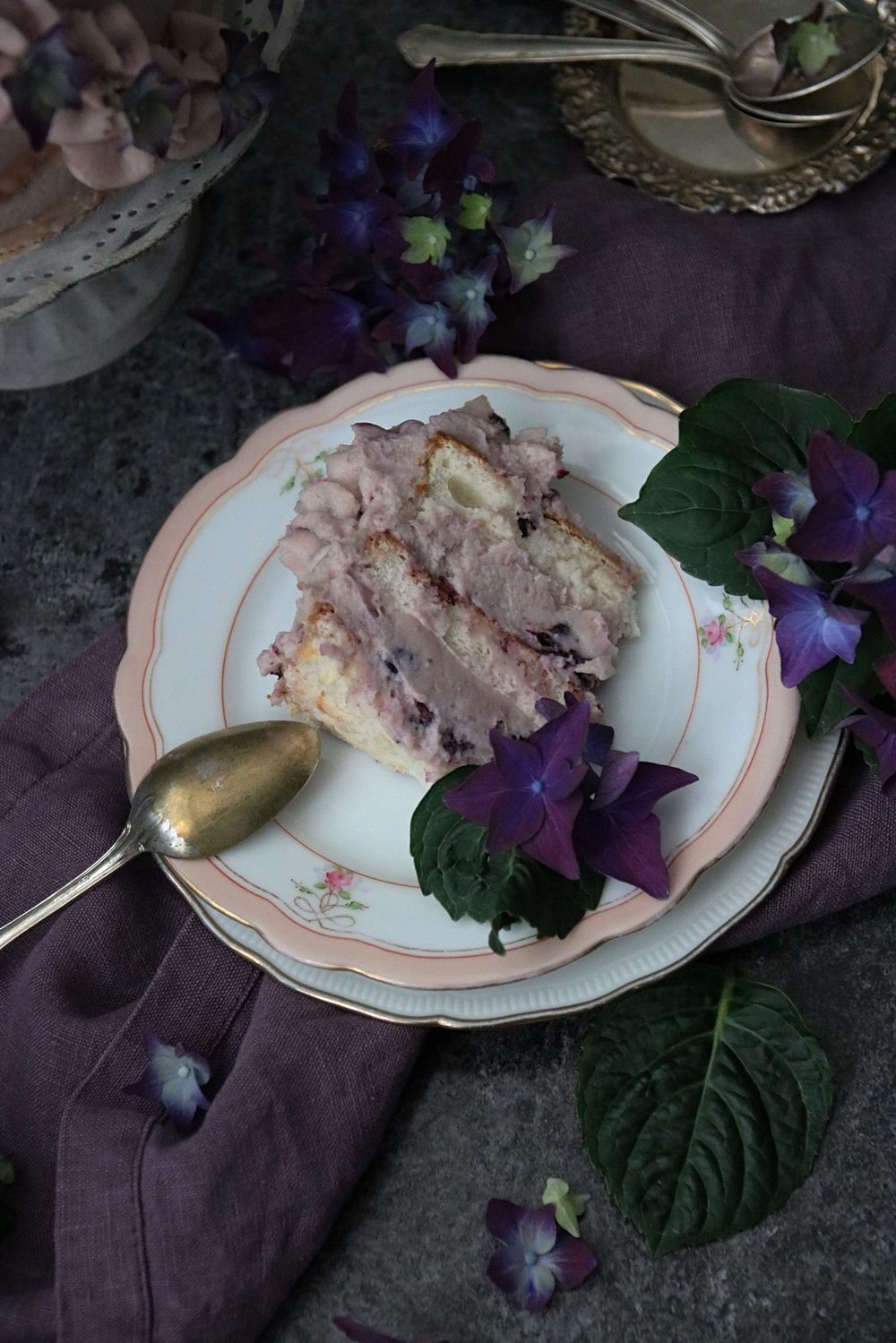 saftig Angel Food Cake tårta med färskost fyllning och blåbärspuré