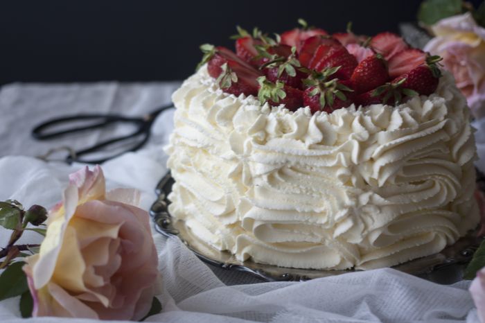 Midsommar tårta - White Velvet tårta med jordgubbar och champagne smörkräm 5