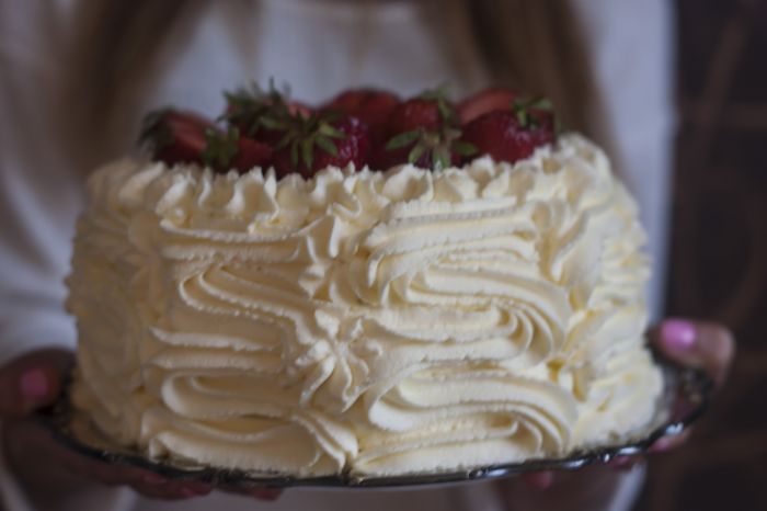 Midsommar tårta - White Velvet tårta med jordgubbar och champagne smörkräm 4
