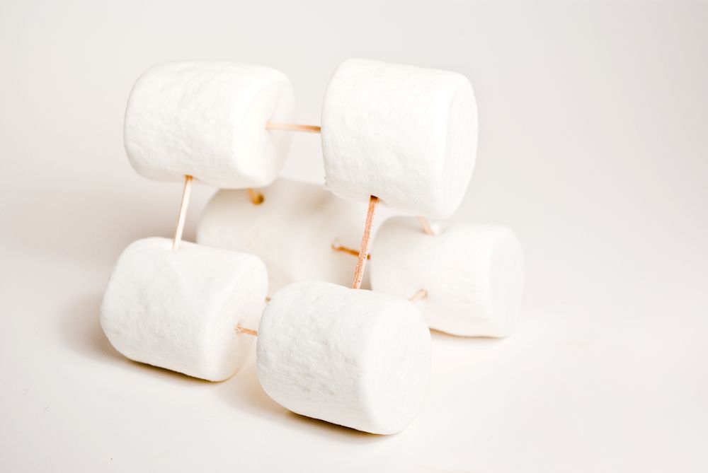 Vi V xer S Det Knakar Bygg Med Tandpetare Och Marshmallows Kreativ 