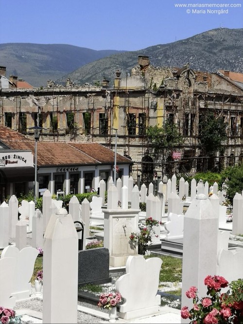 mostar, bosnien - gravstenar och bombade hus - historien gör sig påmind överallt