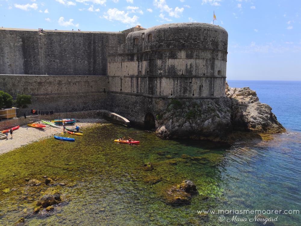 Dubrovnik Kroatien - stadsmur och kajaker