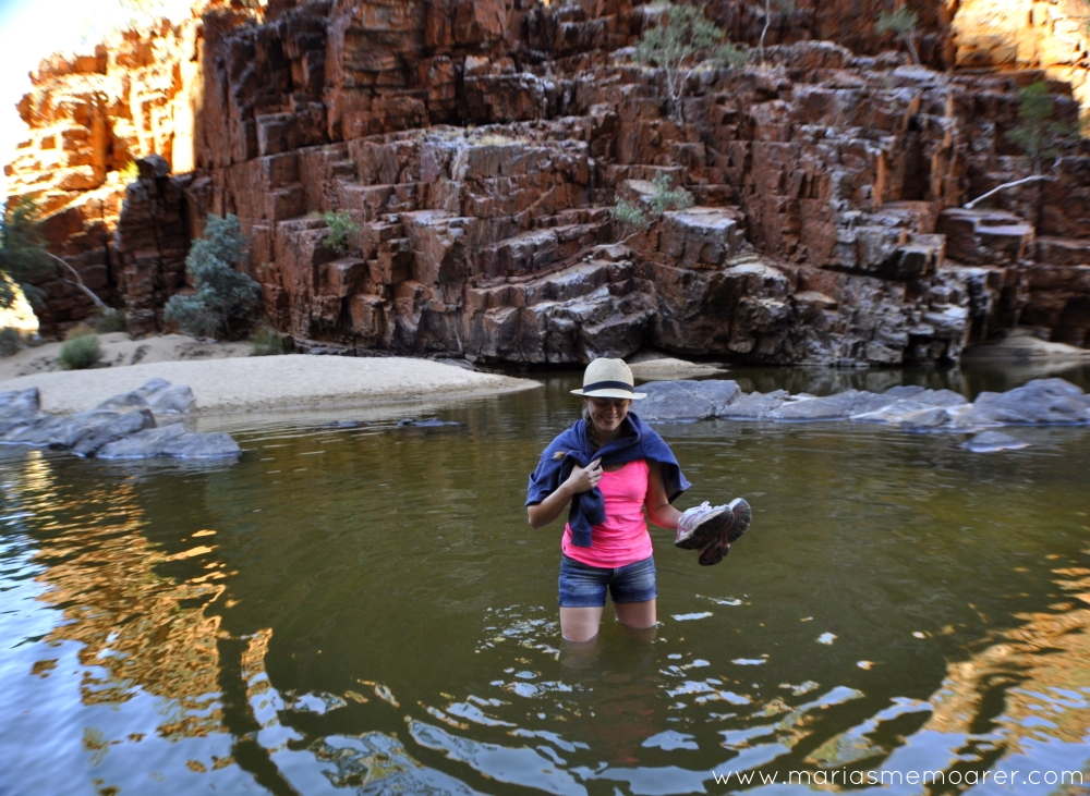 fototema vatten - vadar genom vatten under vandring i Australien