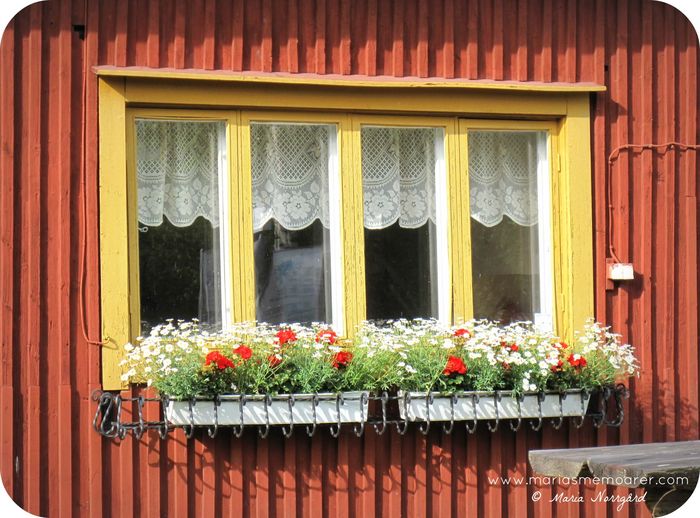 gammaldags fönster med spetsgardin vid Kimo Bruk