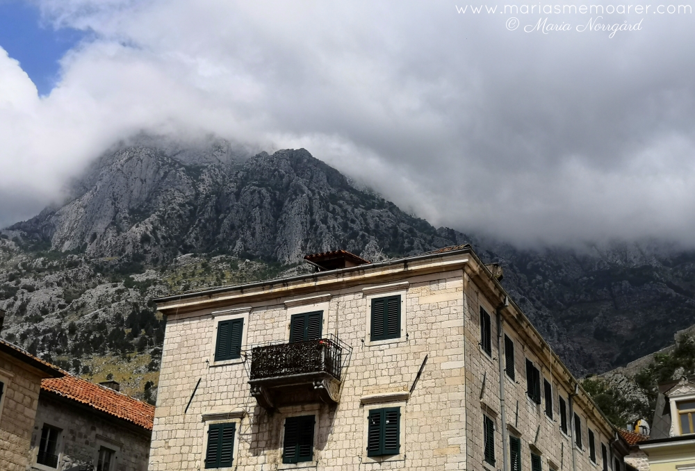 gamla stan Kotor, molntäckta berg i bakgrunden - Montenegro