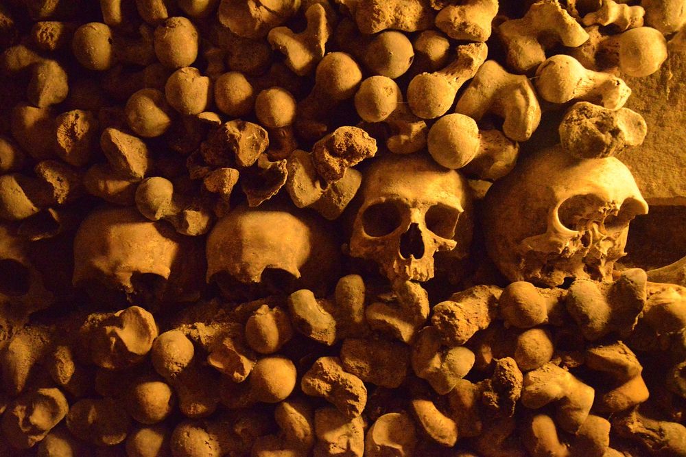 Dark tourism - skeletons: Paris Catacombs / katakomber och andra platser med skelett - mörk turism
