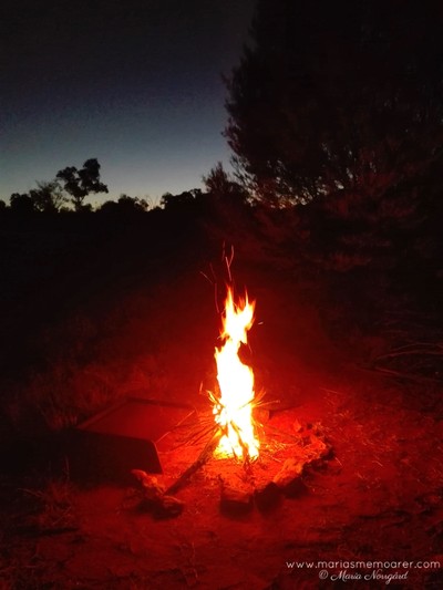 bonfire in Australian outback, Northern Territory / lägereld under roadtrip i Australiens outback