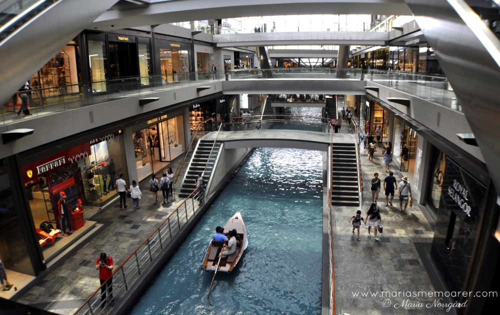 Sampan gondola ride in The Shoppes mall, Singapore / gondoltur i shoppingcenter The Shoppes, Singapore
