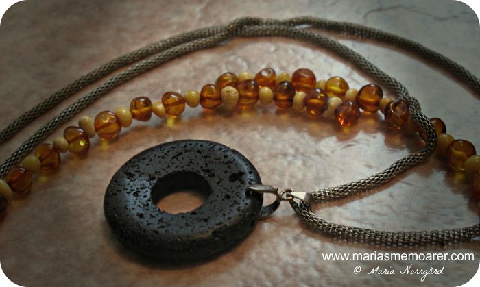 smycken är populära souvenirer - här smycke av lavasten från Teneriffa och bärnsten från Polen