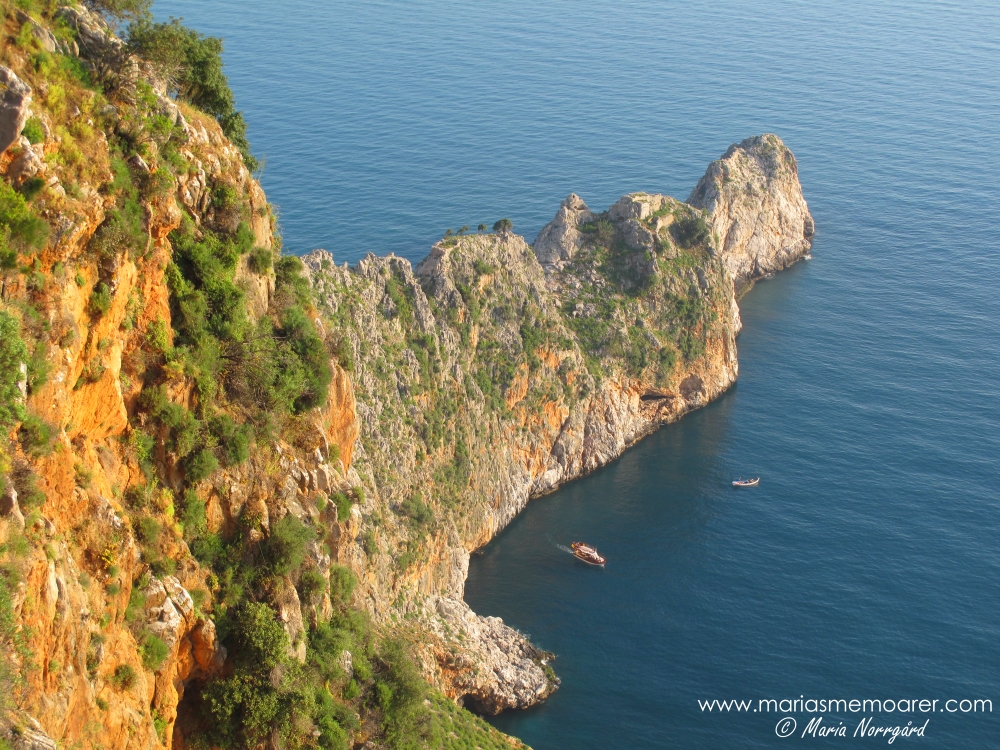 utsikt över klippor och Medelhavet från borgen i Alanya / view of cliffs and Mediterranean Sea from Alanya Castle