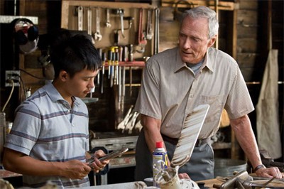 Thao (Bee Vang)får lära sig hantverk av fullblodsjänkaren Kowalski (Clint Eastwood).