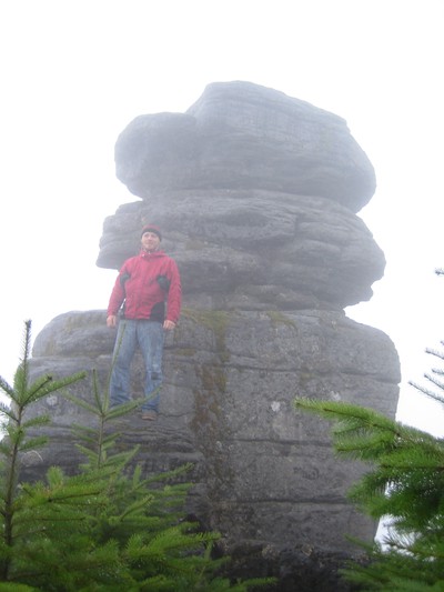 Joe pa en stor sten 4000 feet i luften, men det ar lite dimmigt sa vi insag inte hur hogt upp i va egentligen