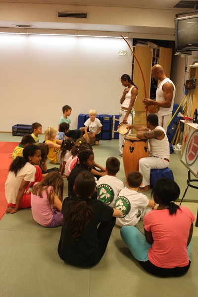 Barnen på sommarskolan 2010 fick bl a bekanta sig med capoeira och musiken som hör till.