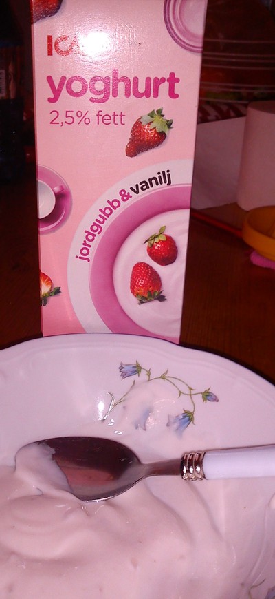 Icas youghurt jordgubb/vanilj. 2,5% fett.