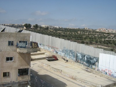 Bild tagen från Aida flyktingläger. Bakom muren syns olivlunden, och bortom dem bosättningen Gilo.