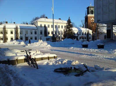 Lördagsmorgon vid stora torget i Nyköping, 19,5 grader minus ute och strålande sol.