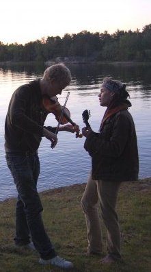 Jag och min vän Erik spelar lite folkmusik inför människor en solnedgång i värmdö skärgård
