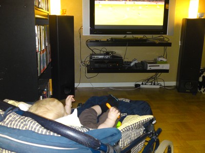 Idag var det dax för fotboll igen, det är kul att titta på speciellt när man får halvligga i vagnen framför TV;n =)