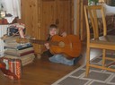 Alex skulle spela på den stooora gitarren, söt liten unge=)