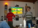 Filip och Victor spelar Wii.