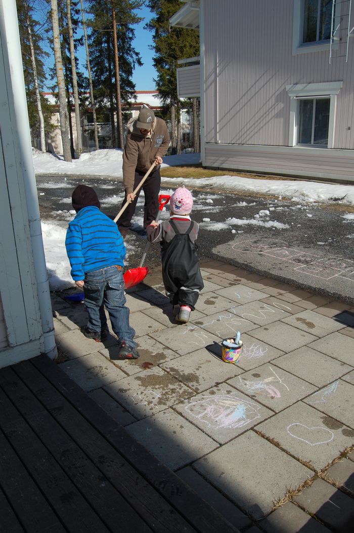 Barnen hjälper kim kasta snö så de smälter