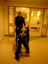 Elina och Linnea testar rullstol på Östersunds Sjukhus.