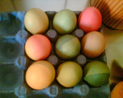 Morfar och jag färgade ägg till påsk och lekte lite med färgerna och fick fram rätt fina ägg :)