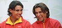 Imorgon ställs Davis Cup-kompisarna på varsin sida nätet i finalen i Barcelona. Vem får släppa fram leendet efter matchen?