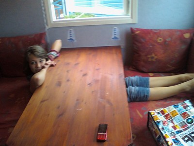 tove ligger under bordet? xD