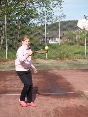 emma spelar tennis