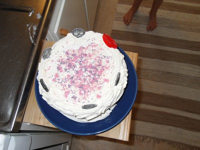Emmy bakade sin egen tårta helt själv, den blev ju jätte fin..