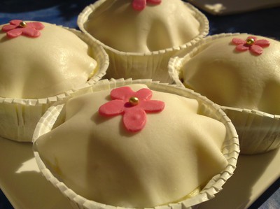 Halloncupcakes med citronfromage och egengjord marshmallowsfondate:) dessa gjorde jag i stället för tårta till mitt födelsedagsfika
