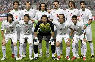 Delar av det iranska landslaget visar omvärlden vad man tycker om den maktmissbrukande presidenten, Mahmoud Ahmadinejad.