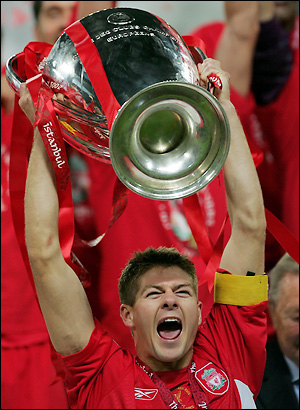 Det har gått fyra år sedan Gerrard fick lyfta Champions League-bucklan med bindeln om armen, men det är snart tjugo år sedan en Liverpool-kapten senast fick tillfälle att fira en ligaseger med sina lagkamrater. Frågan är om det är Pools tur den här gången?
