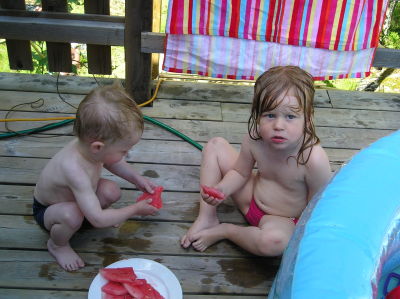 Barnen äter melon