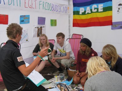 Besökare i IKU:s tält på fredsturnén 2008 snackar fred och sprider sina egna budskap. Sommaren 2009 drar kampanjen ”Burst my bubble