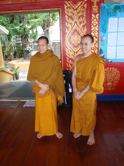 Två snälla munkar i templet. Har glömt vad de heter dock.