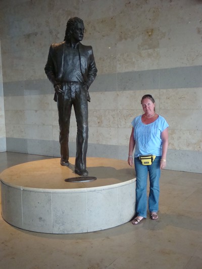 Jag och John Lennon på flygplatsen i Liverpool.