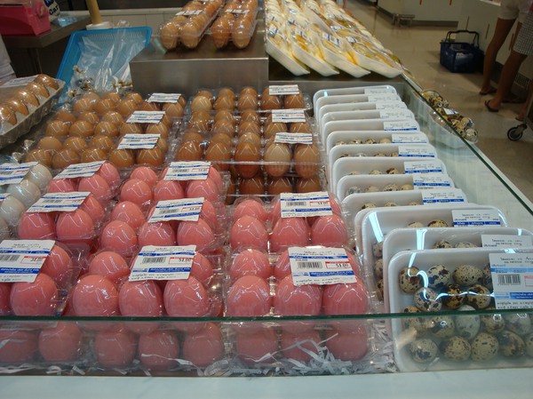 Olika sorters ägg på Carrefour i Patong,Thailand.