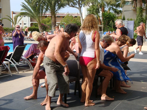 Lek med musical chairs på Vista Sol i Magaluf på Mallorca 2011 med Club 33.