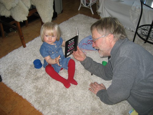 Farfar läser monsterboken