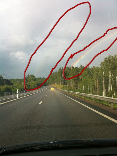 En bild på dubbla regnbågar