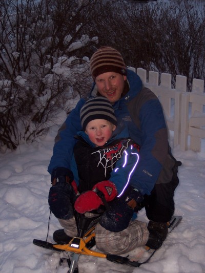 Pappa och Hannes åker snowracer