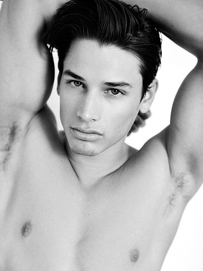 Andrew Grey startade sin modellkarriär som 18-åring, då i annonser i katalo...