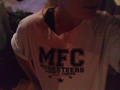 Sitter och myser i min MFC tröja nu :)