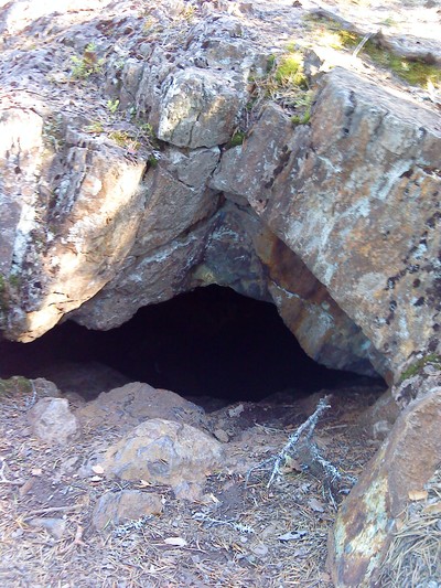 baksidan på grottan, där de kröp ut.