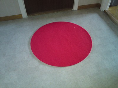 Röd rund matta.
