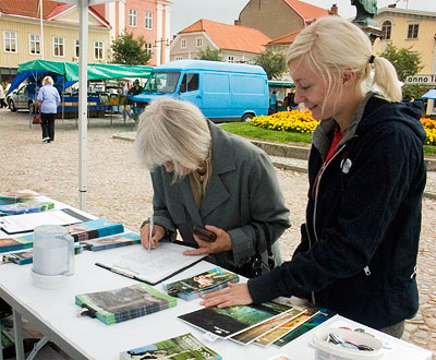 Malin samlar namnunderskrifter i Alingsås